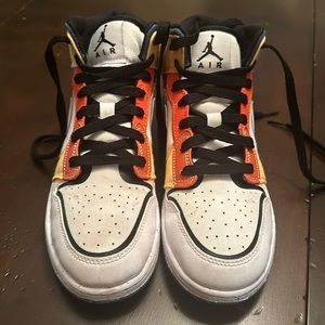 Air Jordan Mid SE size 6Y